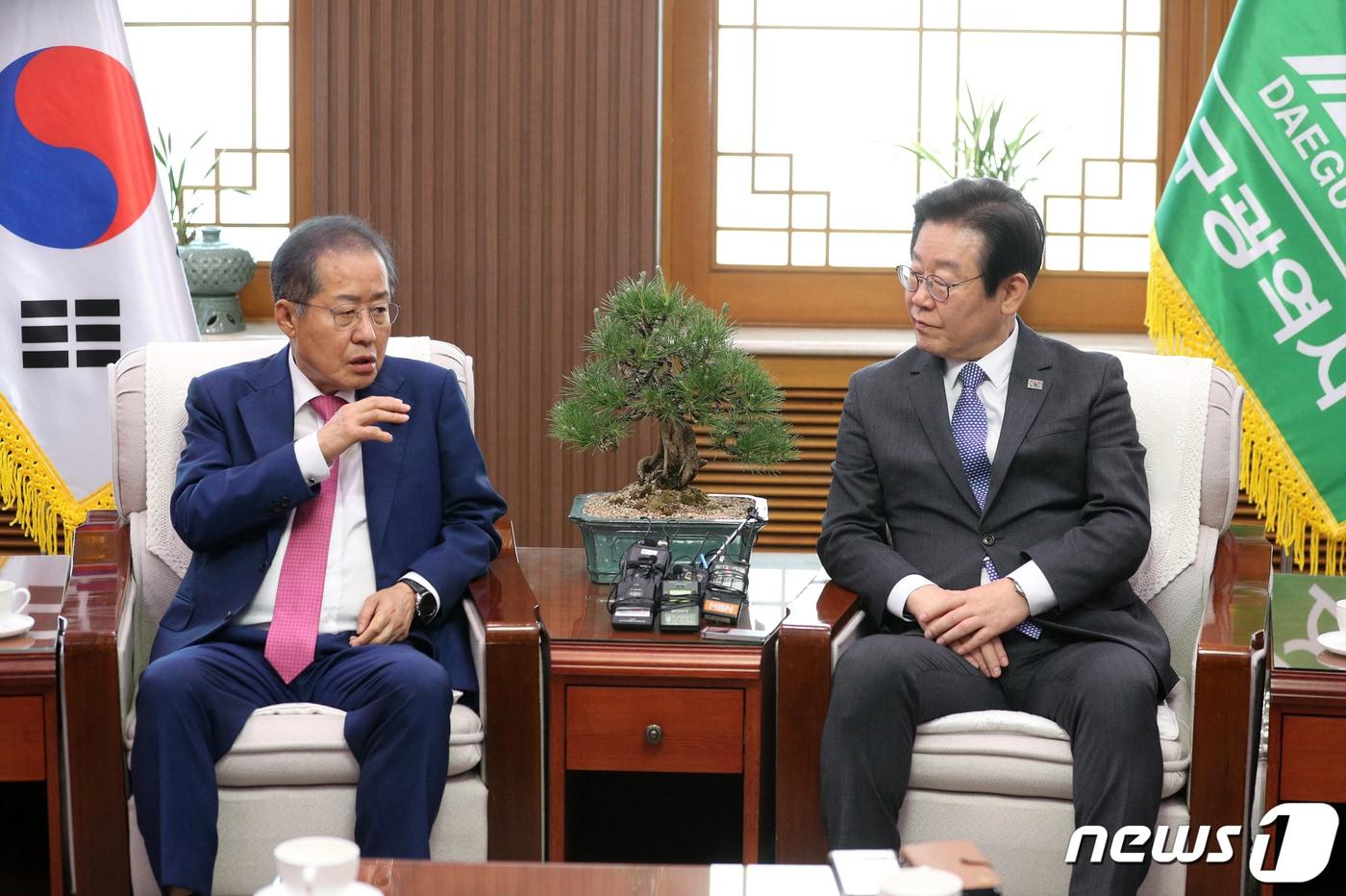 본문 이미지 - 이재명 더불어민주당 대표가 10일 오후 대구시청 산격청사 접견실에서 홍준표 대구시장과 환담을 나누고 있다. 2023.5.10 ⓒ 뉴스1 공정식 기자