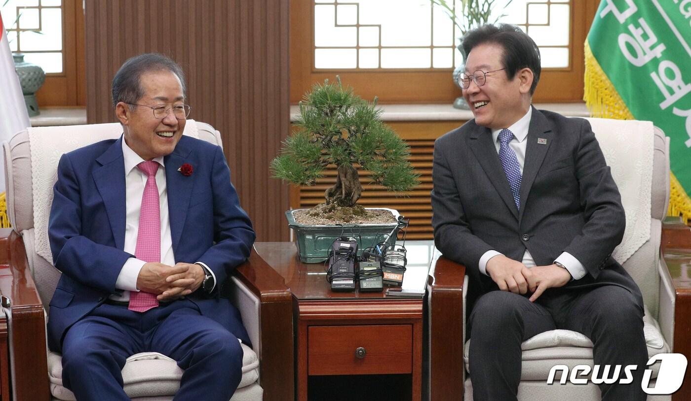 본문 이미지 - 이재명 더불어민주당 대표(오른쪽)가 10일 오후 대구시청 산격청사 접견실에서 홍준표 대구시장과 환담을 나누고 있다. (사진은 기사 내용과 무관함) 2023.5.10/뉴스1 ⓒ News1 공정식 기자