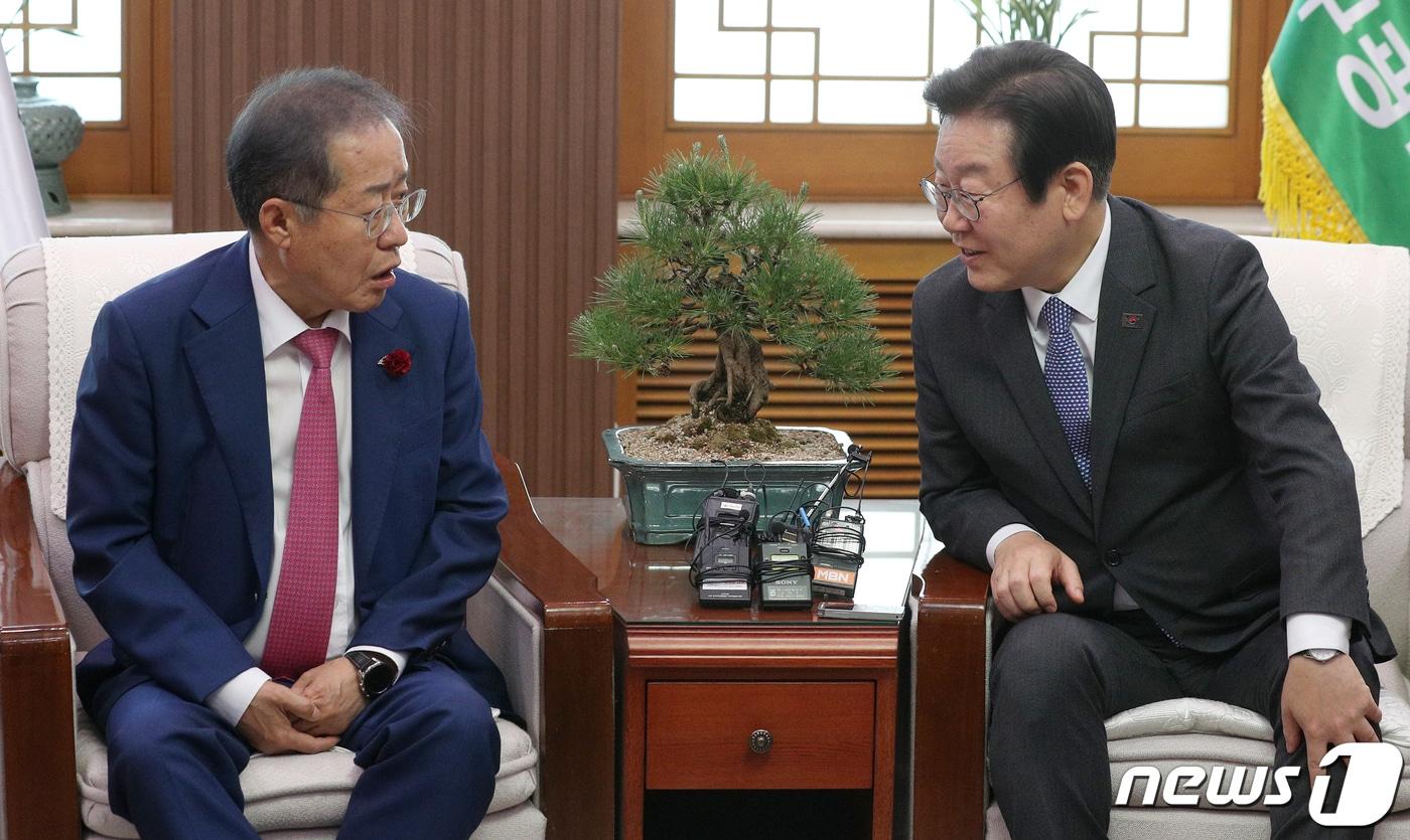 본문 이미지 - 이재명 대통령이 더불어민주당 대표로 재임하던 지난 2023년 5월10일 대구시청 산격청사 접견실에서 홍준표 당시 대구시장과 환담을 나누는 모습별. 2023.5.10 ⓒ 뉴스1 공정식 기자