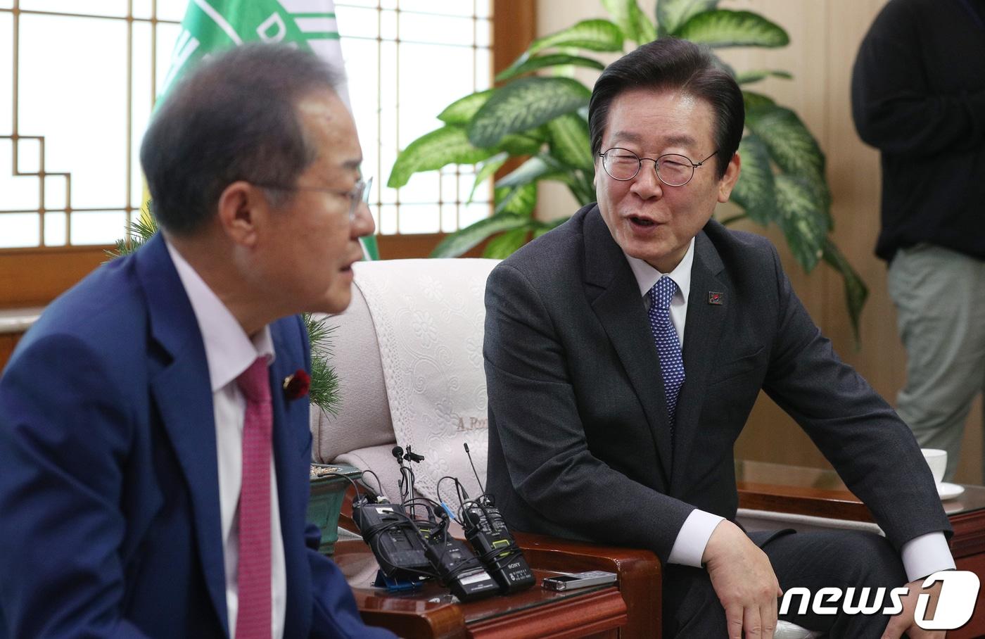 본문 이미지 - 2023년 5월 10일  당시 이재명 더불어민주당 대표(현 대통령)가 대구시청 산격청사를 찾아 홍준표 대구시장과 환담을 나누고 있는 모습. 2023.5.10 ⓒ 뉴스1 공정식 기자