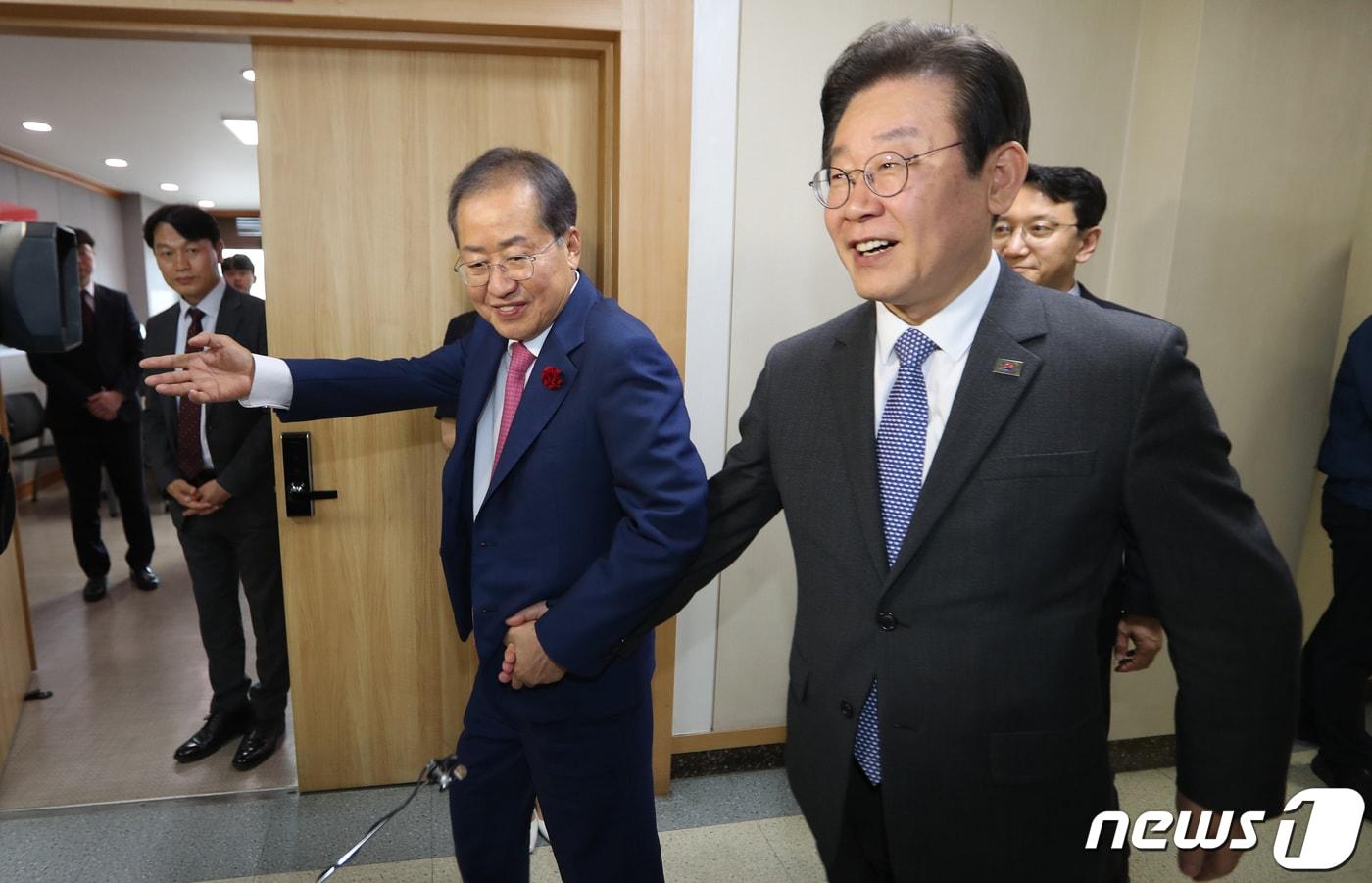 본문 이미지 - 2023년 5월 10일 당시 홍준표 대구시장(왼쪽)이 대구시청 산격청사에서 이재명 더불어민주당 대표와 면담을 마친 뒤 이재명 대표 손을 잡고 배웅하고 있는 모습. 2023.5.10 ⓒ 뉴스1 공정식 기자
