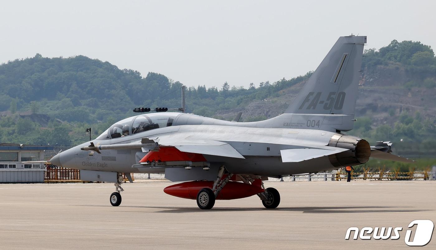 지경남 사천 한국항공우주산업(KAI) 본사 격납고에서 국산 전투기 FA-50 시제기가 나와 이동하고 있다. /뉴스1 ⓒ News1 사진공동취재단
