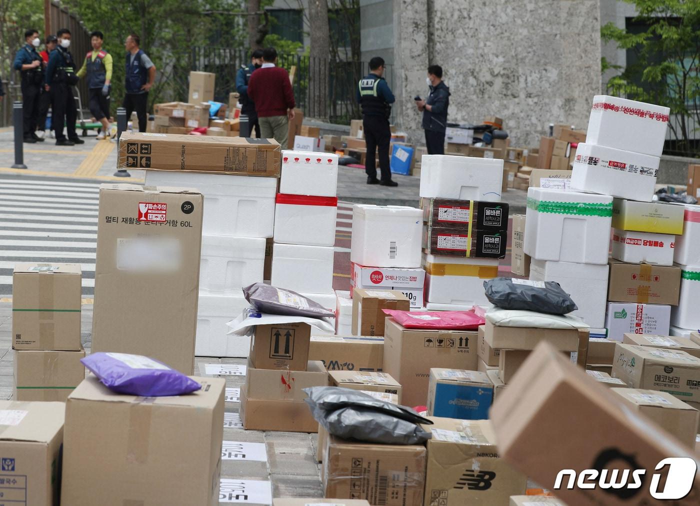 본문 이미지 - 10일 오후 경기 수원시의 한 대단지 아파트 정문에 택배들이 쌓여있다. 해당 아파트는 지난 1일부터 택배 차량의 지상 통행을 전면 금지하면서 택배 기사들이 문 앞까지 전달하던 택배 물건을 아파트 정문에 쌓아놓고 있다. 2023.5.10/뉴스1 ⓒ News1 김영운 기자