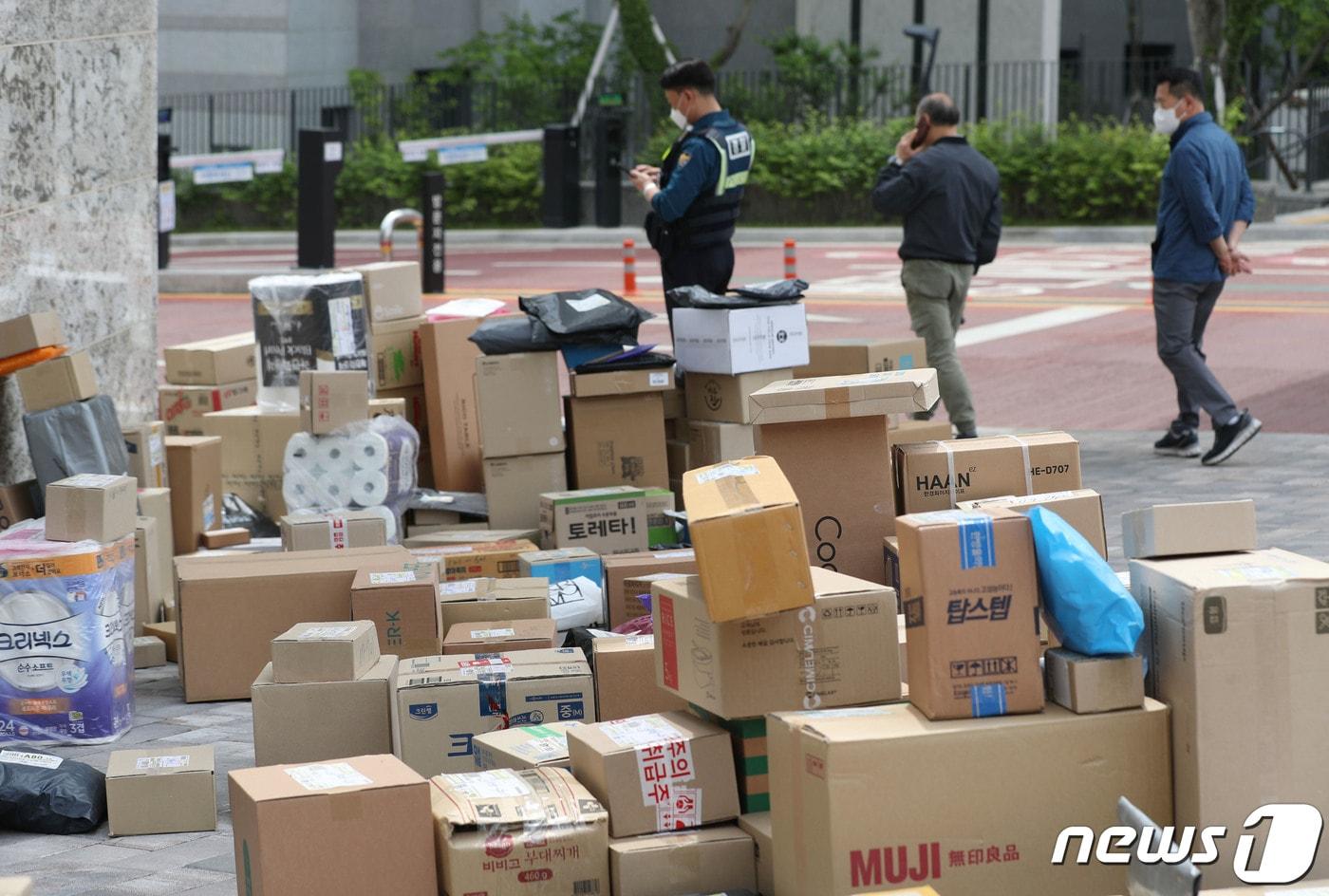 한 대단지 아파트 정문에 택배들이 쌓여있다. (사진은 기사 내용과 무관함) / 뉴스1 ⓒ News1
