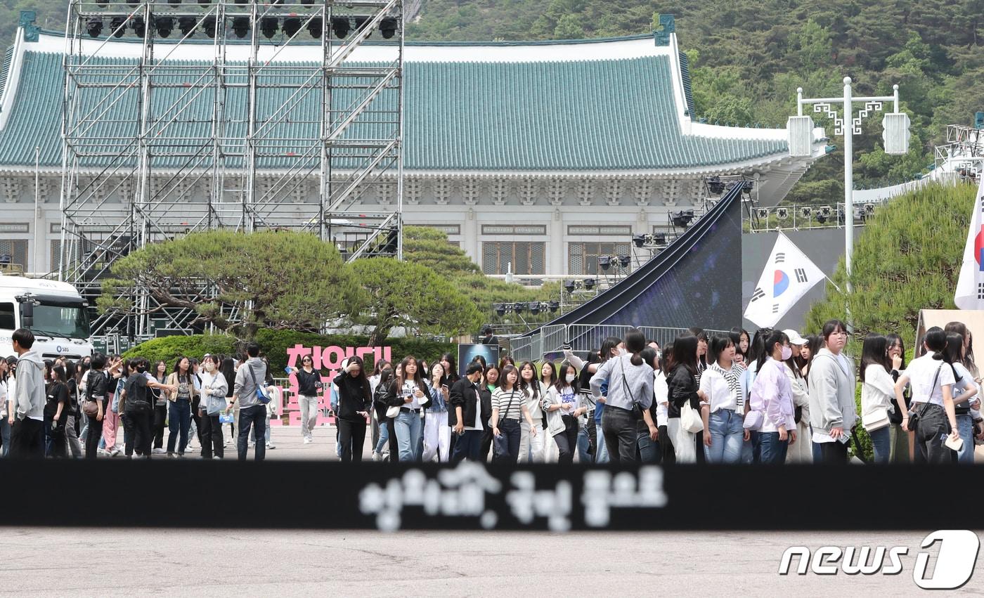 본문 이미지 - 10일 개방 1주년을 맞은 서울 종로구 청와대에서 관람객들이 경내를 둘러보고 있다. 2023.5.10/뉴스1 ⓒ News1 허경 기자