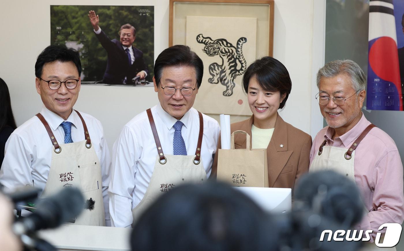 본문 이미지 - 2023년 5월 10일 당시 이재명 더불어민주당 대표와 박광온 원내대표가 문재인 전 대통령이 문을 연 평산책방을 찾아 고민정 최고위원과 함께 기념촬영을 하고 있다. (공동취재) 2023.5.10/뉴스1 ⓒ News1 윤일지