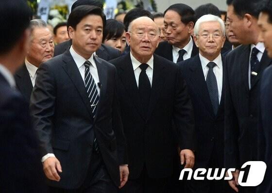 본문 이미지 - 전두환 전 대통령이 생전에 고(故) 김영삼 전 대통령의 빈소를 찾아 조문한 뒤 차량으로 향하고 있다. 2015.11.25/뉴스1 ⓒ News1 사진공동취재단