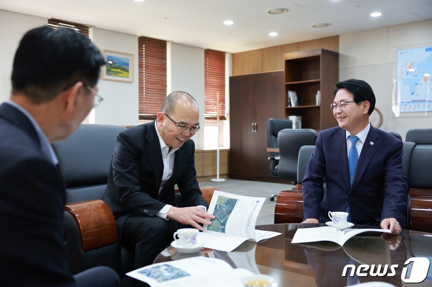 본문 이미지 - 심덕섭 전북 고창군수(오른쪽)가 10일 국가보훈처 윤종진 차장(가운데)을 면담하고 고창 통합보훈회관 건립지원을 건의하고 있다.(고창군 제공)2023.5.10/뉴스1