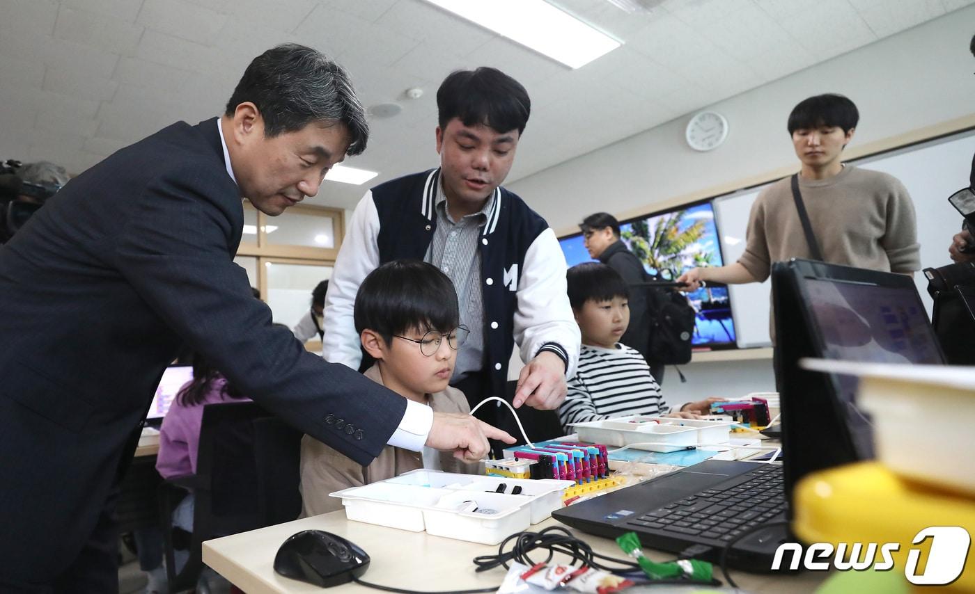 이주호 사회부총리 겸 교육부 장관이 디지털 새싹 캠프를 방문해 초등학생들의 아두이노 활용 전자 피아노 만들기 교과 융합 SW 코팅 수업을 참관하고 있다. /뉴스1 ⓒ News1 김기남 기자