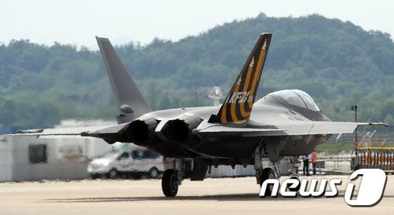 본문 이미지 - 9일 경남 사천 한국항공우주산업에서 한국형 전투기 'KF-21'을 점검하고 있다. 2023.5.10/사진공동취재단