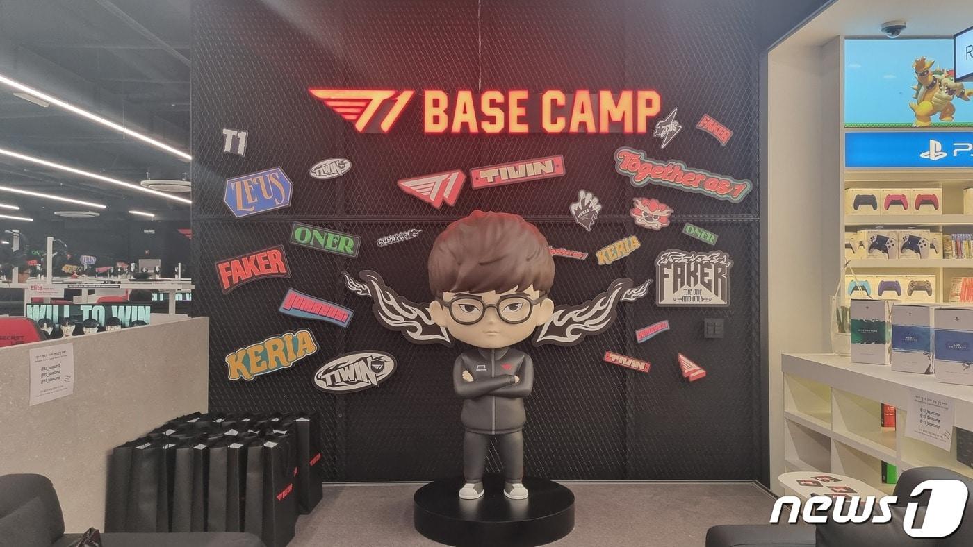 본문 이미지 - T1 BASE CAMP 초입에 마련된 커뮤니티 존. 팬들끼리 소통할 수 있는 전용 공간이다. 페이커(본명 이상혁) 선수의 대형 스테츄가 설치됐다. (박소은 기자)