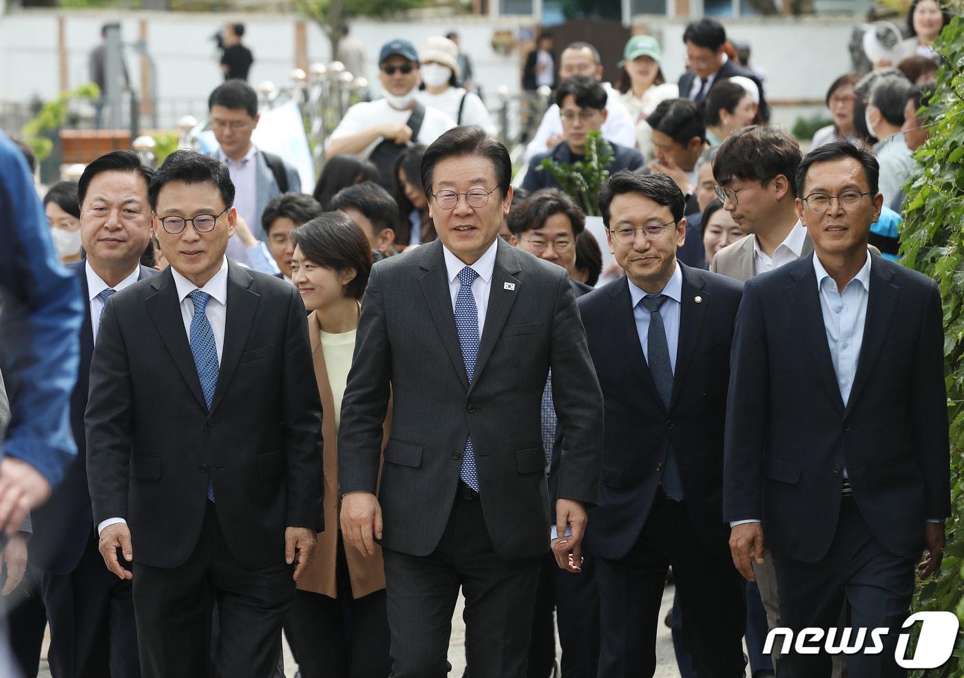 이재명 더불어민주당 대표와 박광온 원내대표 등이 10일 경남 양산 평산마을을 찾아 문재인 전 대통령이 운영하는 '평산책방'을 방문하고 있다. 2023.5.10/뉴스1 ⓒ News1 윤일지 기자