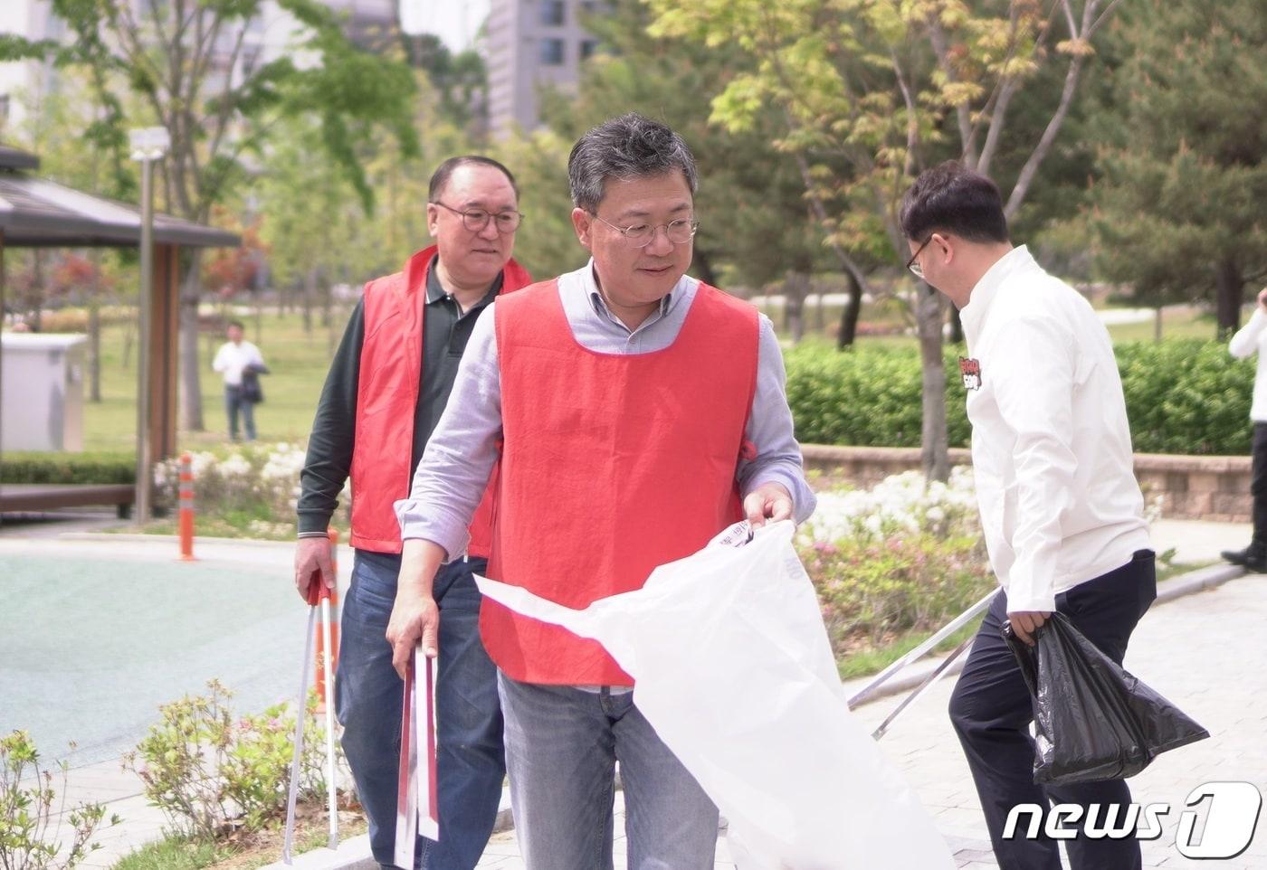 본문 이미지 - 박정하 국민의힘 국회의원(원주갑)이 10일 오후 원주 지정면 기업도시 샘마루공원 일대에서 윤석열 대통령 취임 1주년을 맞아 쓰레기를 수거하는 환경정화 활동에 나서고 있다. (박정하 국회의원실 제공) 2023.5.10/뉴스1