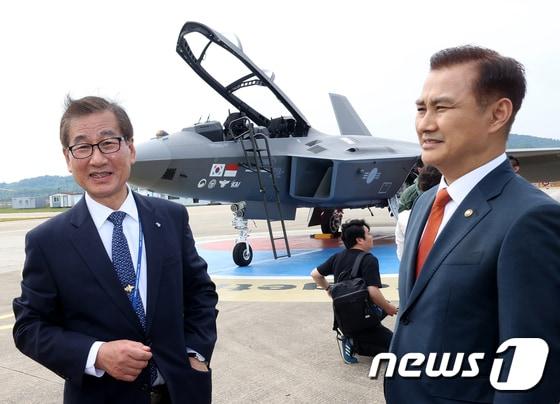 본문 이미지 - 엄동환 방위사업청장(오른쪽)과 강구영 한국항공우주산업(KAI) 대표이사 사장. 2023.5.10/사진공동취재단