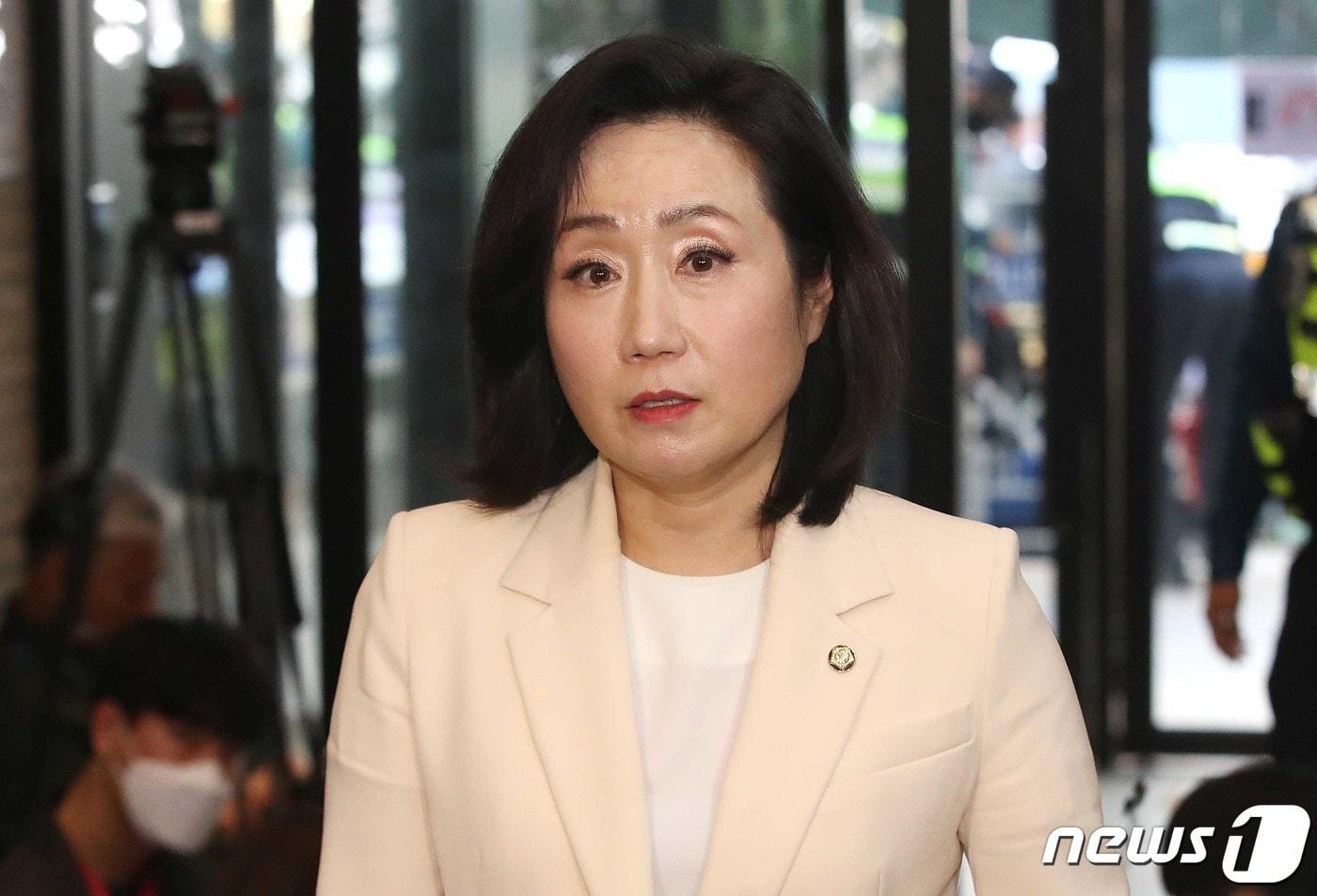 본문 이미지 - 전주혜 국민의힘 윤리위 부위원장이 10일 오후 서울 여의도 국민의힘 중앙당사에서 열린 윤리위원회 전체회의 참석하고 있다. 이날 윤리위는 김재원·태영호 국민의힘 최고위원에 대한 징계를 결정한다. 2023.5.10/뉴스1 ⓒ News1 임세영 기자