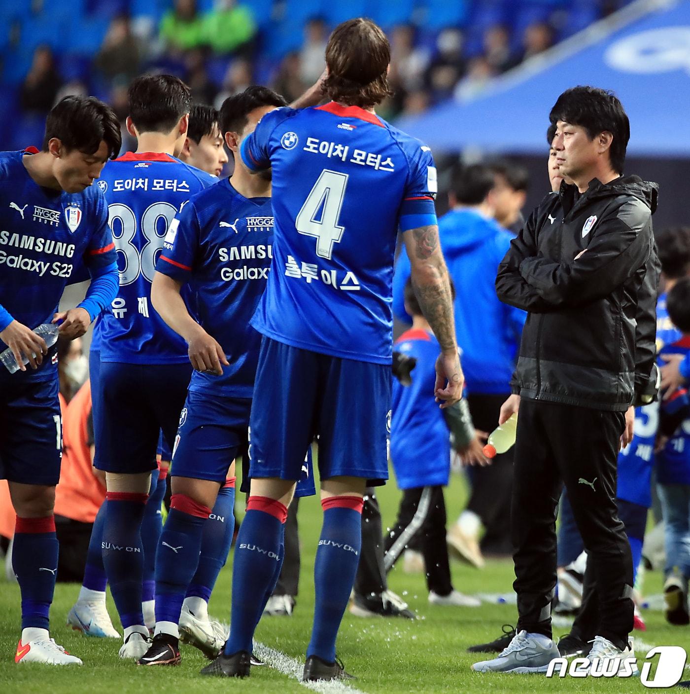 본문 이미지 - 김병수 신임 수원삼성 감독이 10일 오후 경기도 수원시 팔달구 수원월드컵경기장에서 열린 하나원큐 K리그1 12라운드 수원삼성과 전북현대의 경기에 앞서 선수들 앞으로 이동해 지켜보고 있다. 2023.5.10/뉴스1 ⓒ News1 박정호 기자