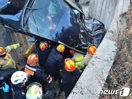 본문 이미지 - 지난해 12월 6일 강원 강릉에서 발생한 차량 추락 사망사고.(강릉소방서 제공) /뉴스1
