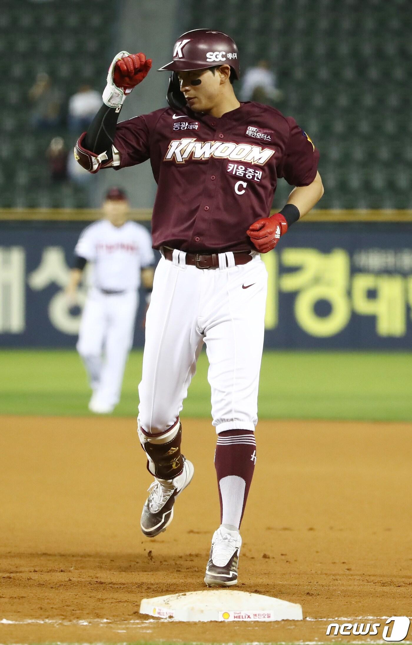 본문 이미지 - 10일 오후 서울 송파구 잠실야구장에서 열린 2023 신한 SOL KBO리그 키움 히어로즈와 LG 트윈스의 경기 6회초 무사 상황, 키움 이정후가 안타를 친 뒤 1루에 안착하고 있다. 2023.5.10/뉴스1 ⓒ News1 김민지 기자