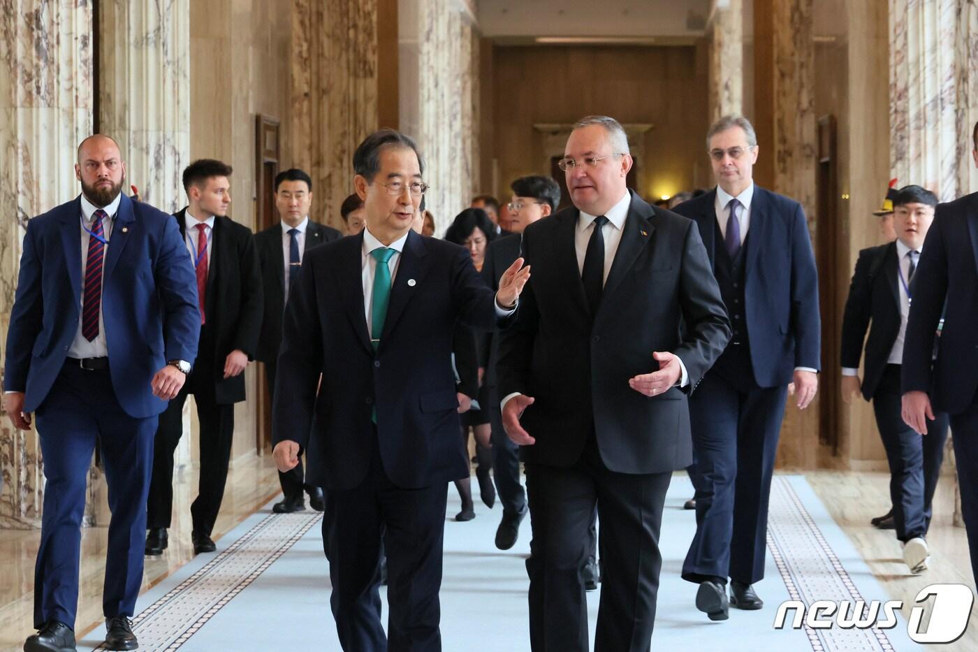 한덕수 국무총리가 10일(현지시간) 니콜라에-이오넬 치우커 루마니아 총리와의 회담에 나서고 있다.(총리실 제공)/