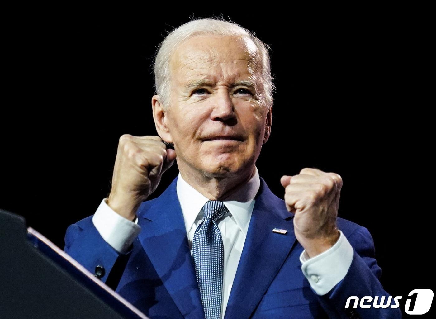 본문 이미지 - 조 바이든 미국 대통령이 2023년 5월10일(현지시간) 미국 뉴욕주 발할라를 찾아 연방정부의 부채 한도에 대한 연설을 하면서 주먹을 불끈 쥐고 있다. ⓒ 로이터=뉴스1 ⓒ News1 김현 특파원