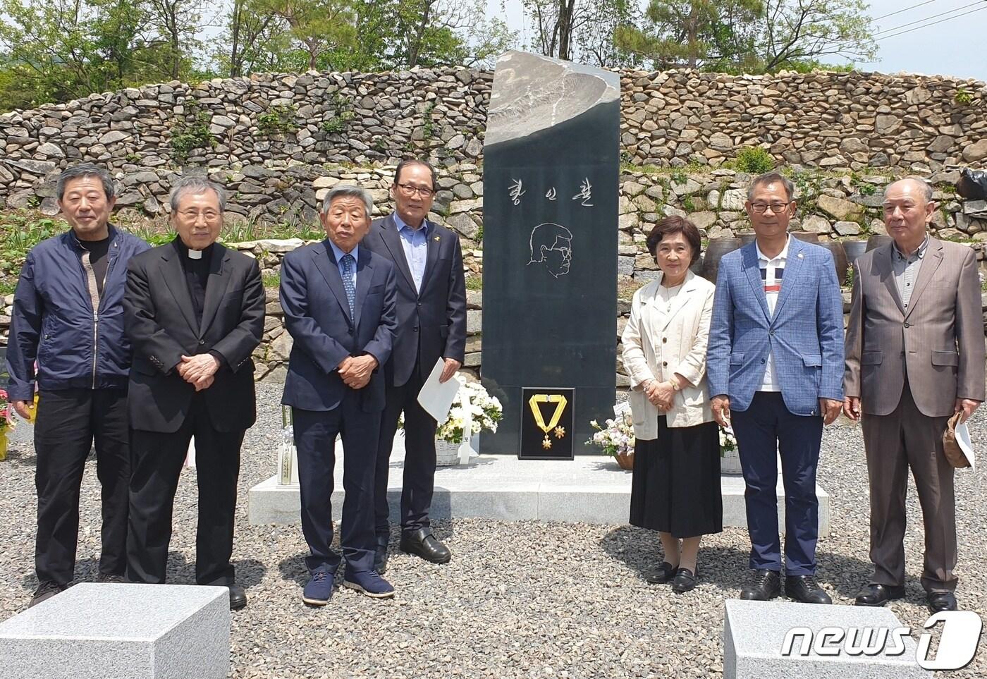 본문 이미지 - 10일 대전 유성구 세동 고(故) 황인철 변호사 생가터에서 열린 기림비 제막식에 참석한 함세웅 신부(왼쪽 두 번째), 유인태 전 국회의원(〃 세 번째) 등이 기념촬영을 하고 있다. (개혁연대민생행동 제공) /뉴스1