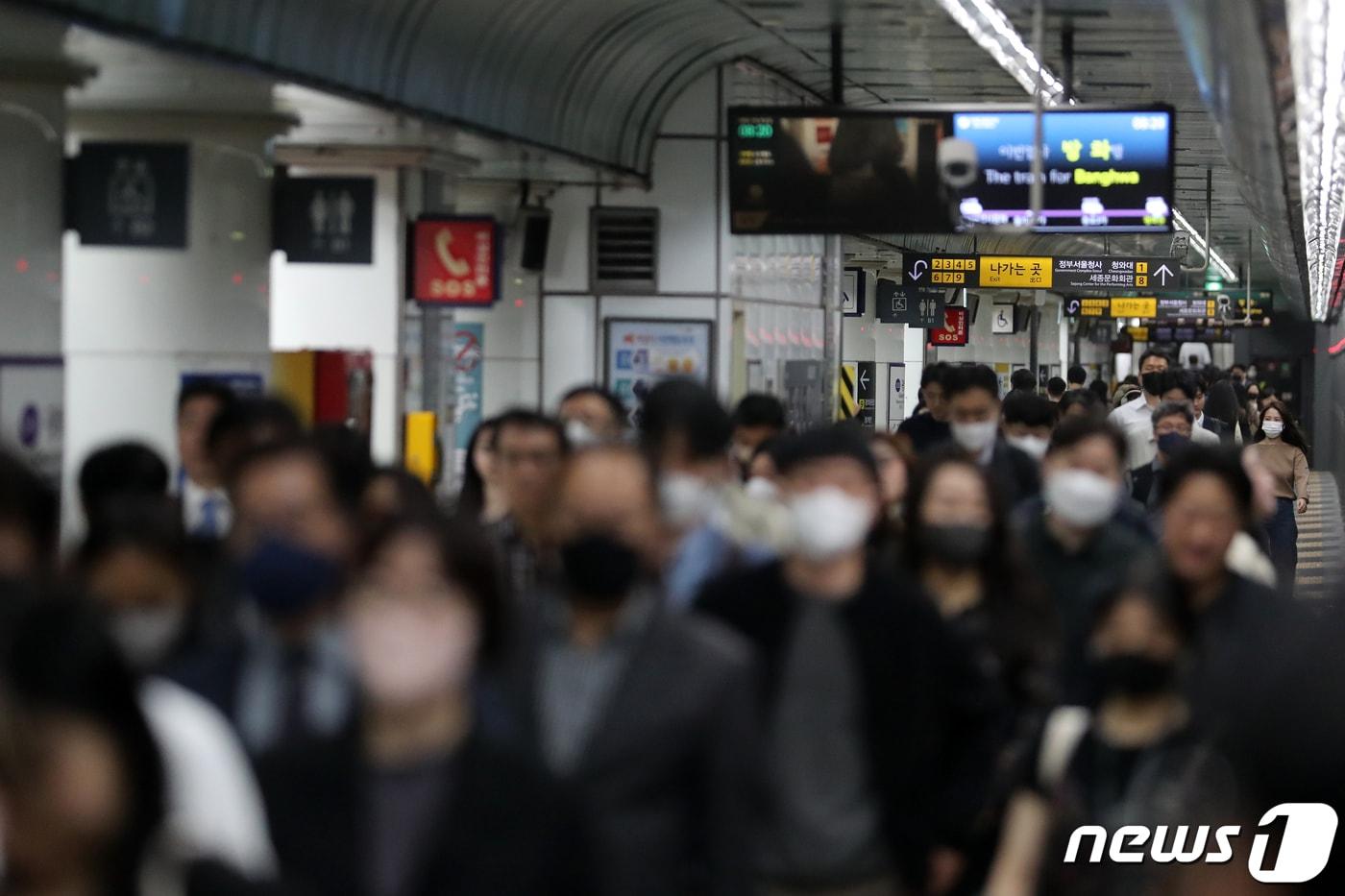 본문 이미지 - 윤석열 대통령이 코로나19 사태가 종료됐음을 선언하는 대국민 담화를 발표한 11일 오전 서울 종로구 지하철 5호선 광화문역에서 승객들이 발걸음을 옮기고 있다. 2023.5.11/뉴스1 ⓒ News1 이승배 기자