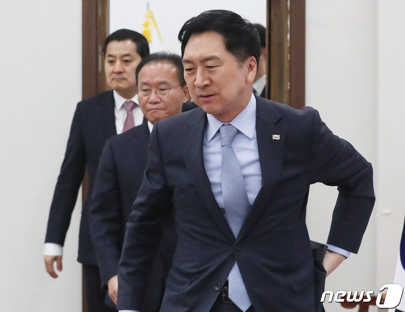 본문 이미지 - 김기현 국민의힘 대표가 11일 오전 서울 여의도 국회에서 열린 최고위원회의에 참석하고 있다. 2023.5.11/뉴스1 ⓒ News1 ,송원영 기자