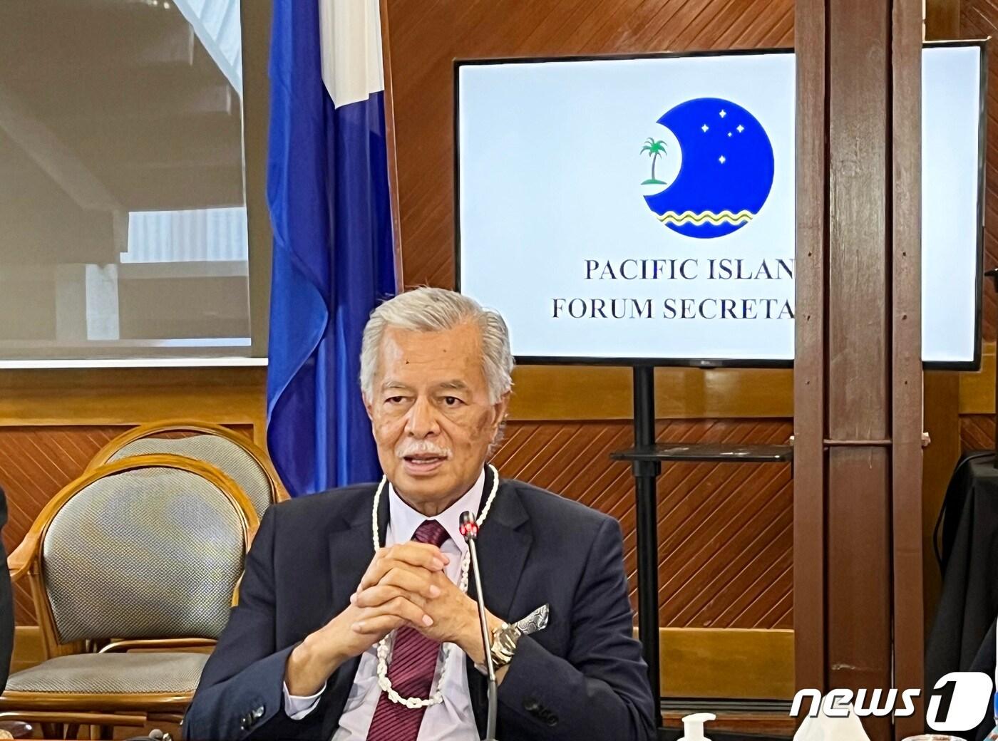본문 이미지 - 헨리 푸나 태평양 도서국 포럼(PIF) 사무총장이 지난달 26일(현지시각) 피지 수바 소재 PIF 사무국에서 한국 취재진과 인터뷰하고 있다. (외교부 공동취재단)