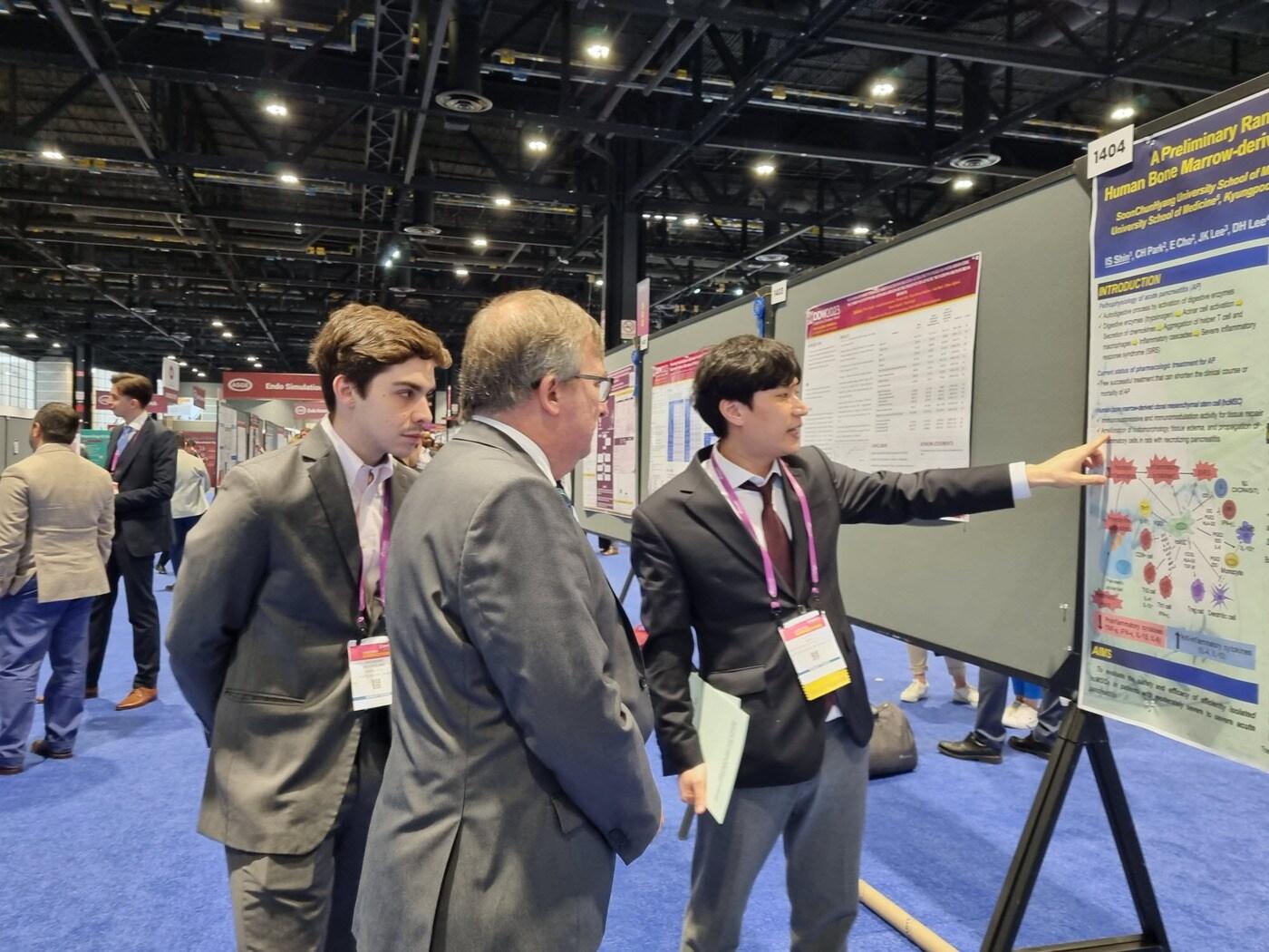 본문 이미지 - DDW2023에 참가해 설명 중인 신일상 순천향대학교 부천병원 신일상 교수 (에스씨엠생명과학 제공) 