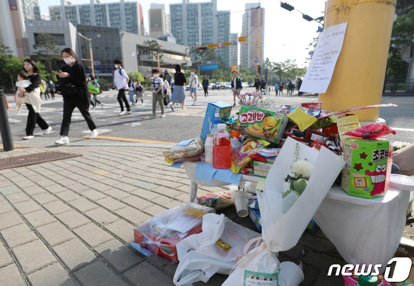 본문 이미지 - 11일 오전 경기 수원시 권선구의 한 사거리에 우회전하던 시내버스에 치여 숨진 아이를 추모하는 물품들이 놓여져 있다. 지난 10일 경기 수원시 권선구의 한 사거리에서 9살 A군이 우회전하던 시내버스에 치여 숨졌다. 사고가 난 곳은 어린이보호구역으로, 사고 당시 보행자 신호는 녹색이었다. 2023.5.11/뉴스1 ⓒ News1 김영운 기자