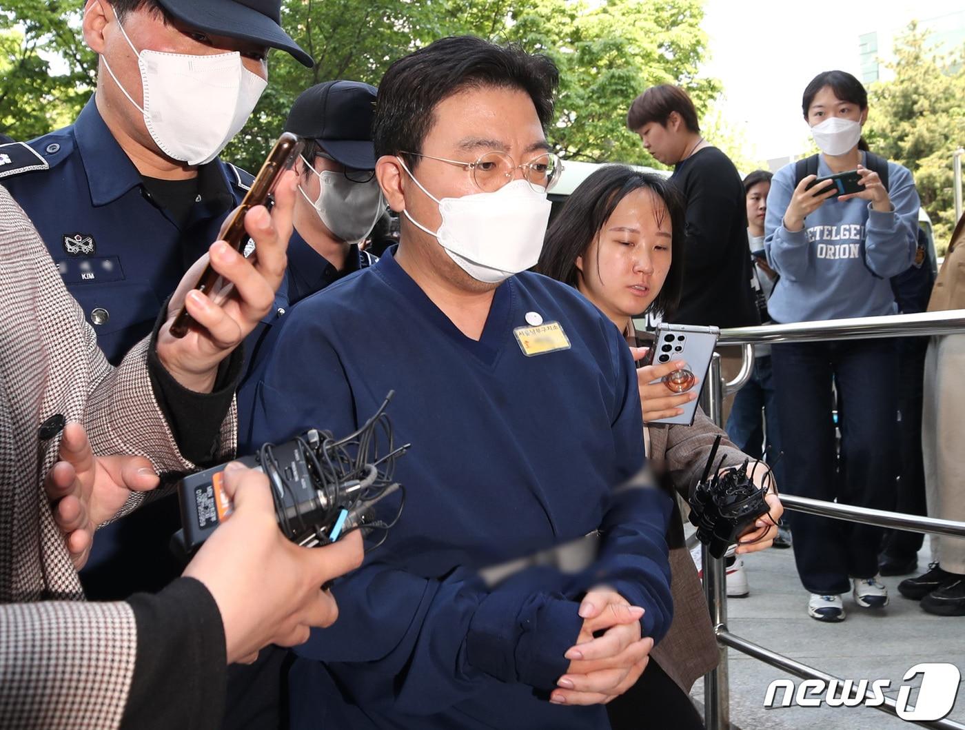 본문 이미지 - 소시에테제네랄(SG)증권발 폭락 사태와 관련해 주가조작을 주도한 의혹을 받는 라덕연 투자자문업체 대표가 11일 오전 서울 양천구 서울남부지방법원에서 열리는 구속 전 피의자심문(영장실질심사)에 출석하고 있다. 2023.5.11/뉴스1 ⓒ News1 구윤성 기자