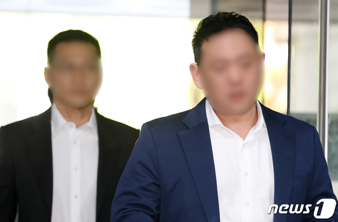 회삿돈을 횡령해 비자금을 조성하고 불법으로 재산을 해외로 유출한 혐의 등을 받는 이화그룹 김영준 회장(왼쪽)과 김성규 총괄사장이 11일 오전 서울 서초구 서울중앙지방법원에서 열린 구속 전 피의자 심문(영장실질심사)에 출석하고 있다. (공동취재) 2023.5.11/뉴스1 ⓒ News1 박세연 기자