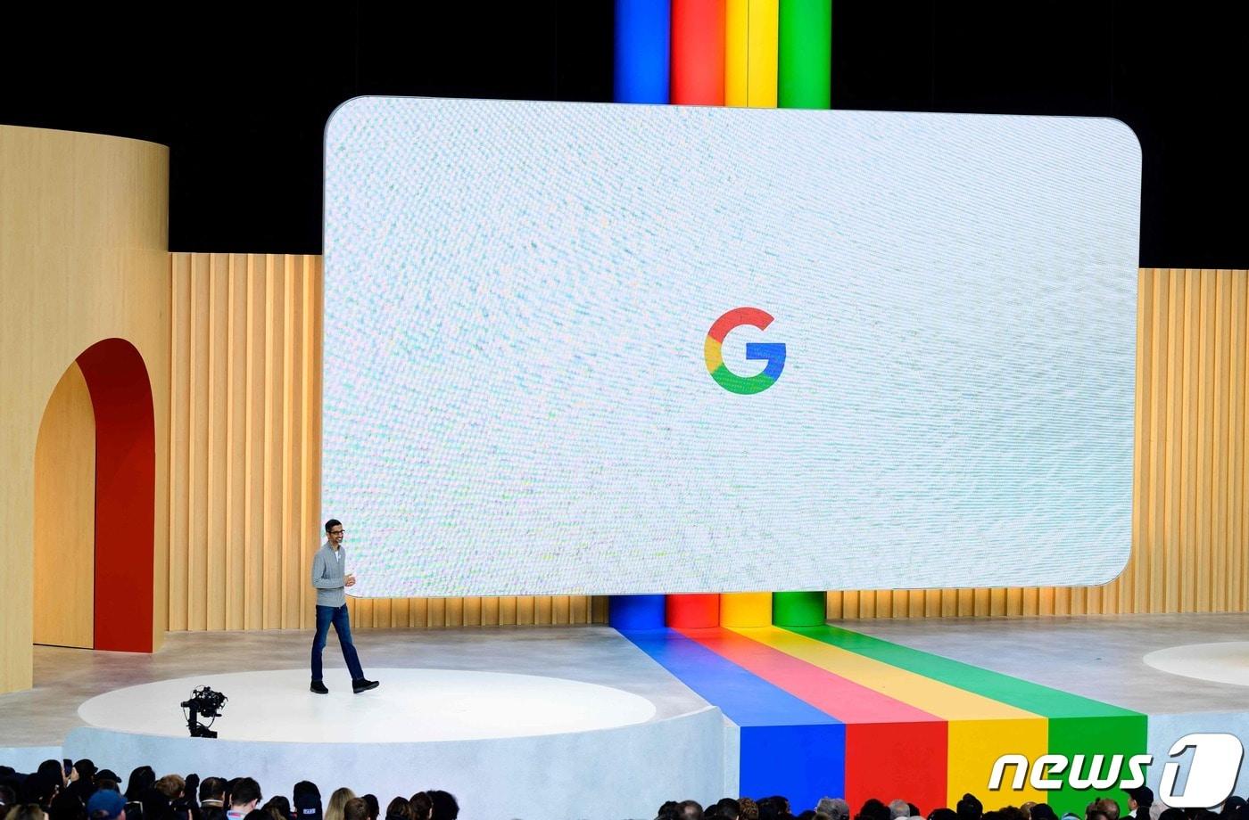 순다르 피차이 구글 최고경영자(CEO)가 지난달 10일(현지시간) 미국 캘리포니아주 마운틴뷰에서 연례 개발자 회의(I/O)에서 연설하는 모습. 이날 구글은 영미권에서 시범 서비스해온 AI 챗봇 '바드'를 유럽을 비롯한 180여개국으로 확대한다고 밝혔다.  2023.05.10. ⓒ AFP=뉴스1 ⓒ News1 김성식 기자