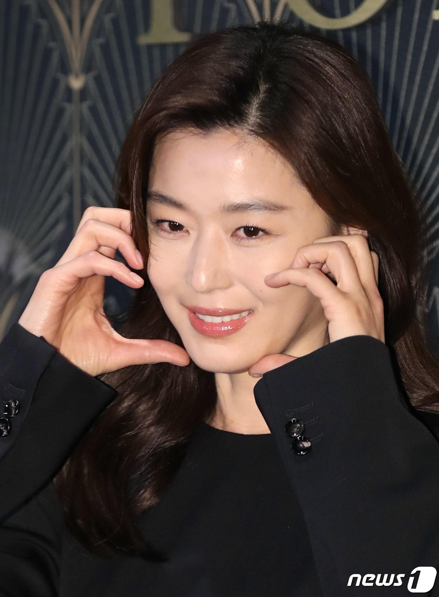 본문 이미지 - 배우 전지현이 11일 서울 성동구 메가박스 성수 더부띠끄에서 진행된 '뽀아레(POIRET)'의 필름 프리뷰 이벤트에서 포즈를 취하고 있다. 2023.5.11/뉴스1 ⓒ News1 권현진 기자