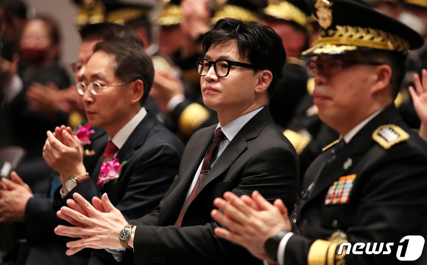 본문 이미지 - 한동훈 법무부 장관이 11일 서울 프레스센터에서 열린 제41회 교정대상 시상식에서 참석자들과 함께 박수치고 있다. 2023.5.11/뉴스1 ⓒ News1 박지혜 기자