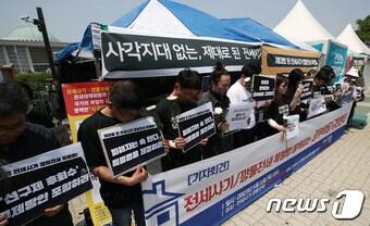 본문 이미지 - 지난11일 오후 서울 여의도 국회 앞에서 열린 '전세사기·깡통전세 특별법 발목잡는 정부여당 규탄 기자회견'에서 전세사기 피해자들이 사망한 피해자들을 추모하는 묵념을 하고 있다. 뉴스1