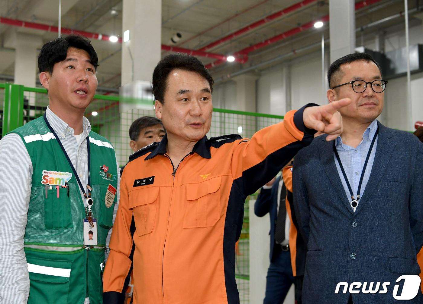 본문 이미지 - 남화영 소방청장이 10일 대구 쿠팡 물류센터 내부 소방안전시설을 점검하고 있다 (소방청 제공). 2023.05.11/뉴스1 @News1