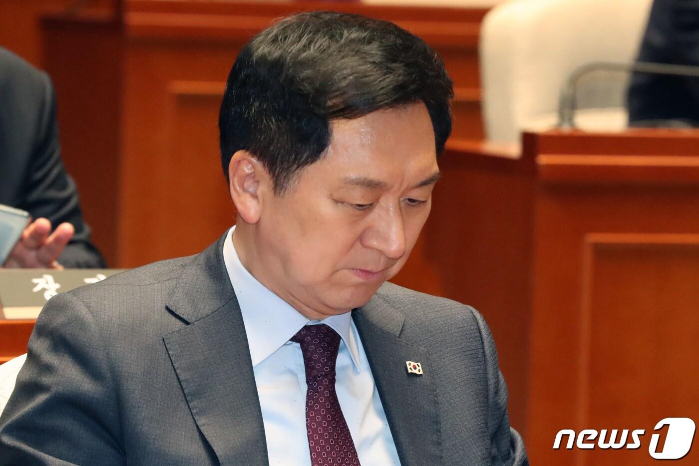 본문 이미지 - 김기현 국민의힘 대표가 11일 오후 서울 여의도 국회에서 열린 의원총회에서 생각에 잠겨 있다. 2023.5.11/뉴스1 ⓒ News1 황기선 기자