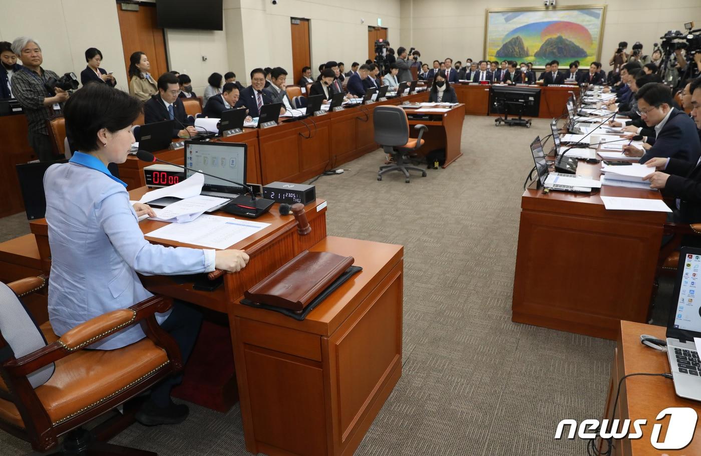 본문 이미지 - 백혜련 국회 정무위원장이 11일 오후 서울 여의도 국회에서 열린 정무위원회 전체회의에서 의사봉을 두드리고 있다. 2023.5.11/뉴스1 ⓒ News1 ,송원영 기자