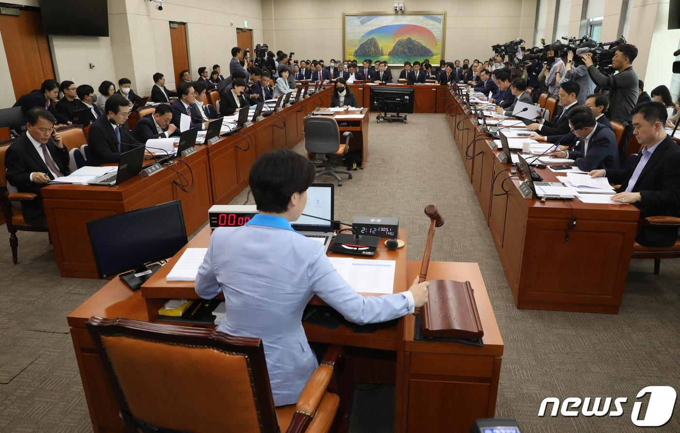본문 이미지 - 백혜련 국회 정무위원장이 서울 여의도 국회에서 열린 정무위원회 전체회의에서 의사봉을 두드리고 있다. 2023.5.11/뉴스1 ⓒ News1 ,송원영 기자