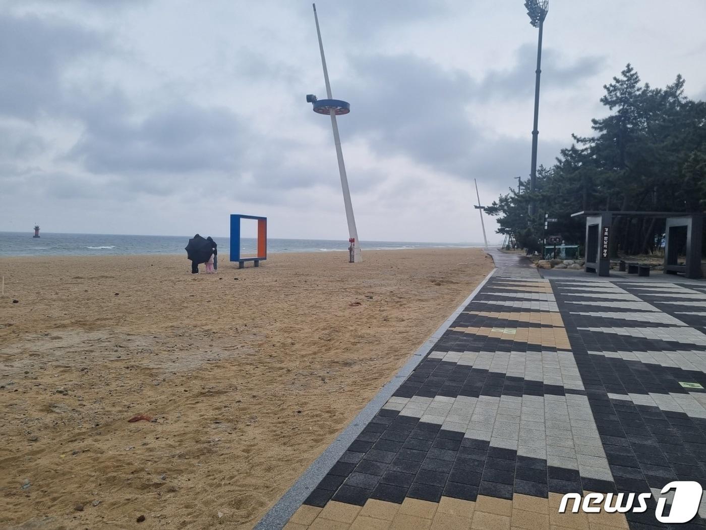 본문 이미지 - 강릉 산불 발생 닷새째이자 주말인 15일 경포해변이 한산한 모습을 보이고 있다.2023.4.15/뉴스1