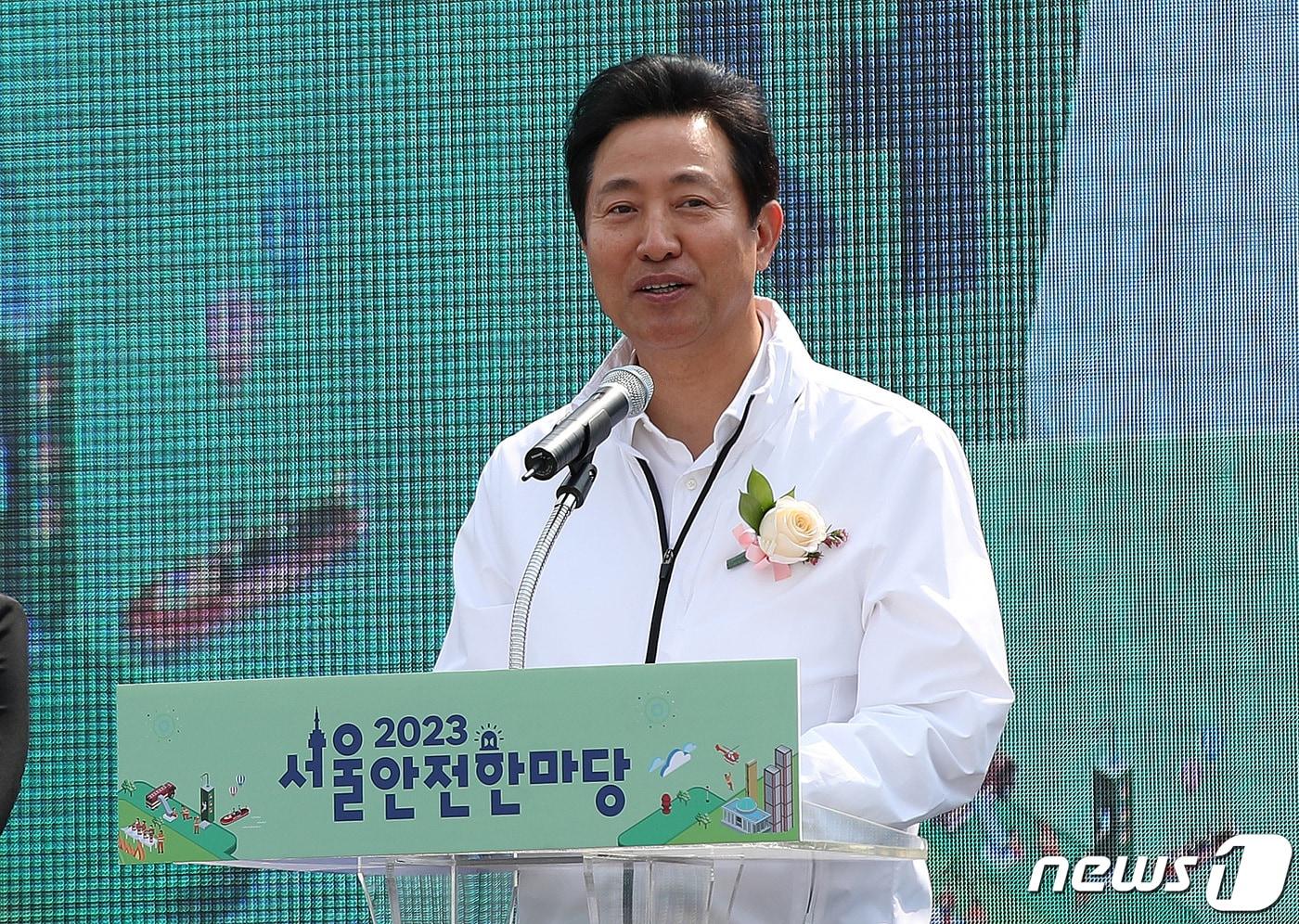 오세훈 서울시장이 11일 오후 서울 여의도공원 문화의마당에서 열린 2023 서울안전한마당에서 축사를 하고 있다. 서울안전한마당은 올해로 17번째를 맞는 국내 최대 규모의 안전 문화행사다. 2023.5.11/뉴스1 ⓒ News1 박지혜 기자