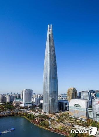 본문 이미지 - 서울시 고향사랑 기부금 답례품에 추가된 '롯데월드타워 서울스카이 입장권'. (서울시 제공)  