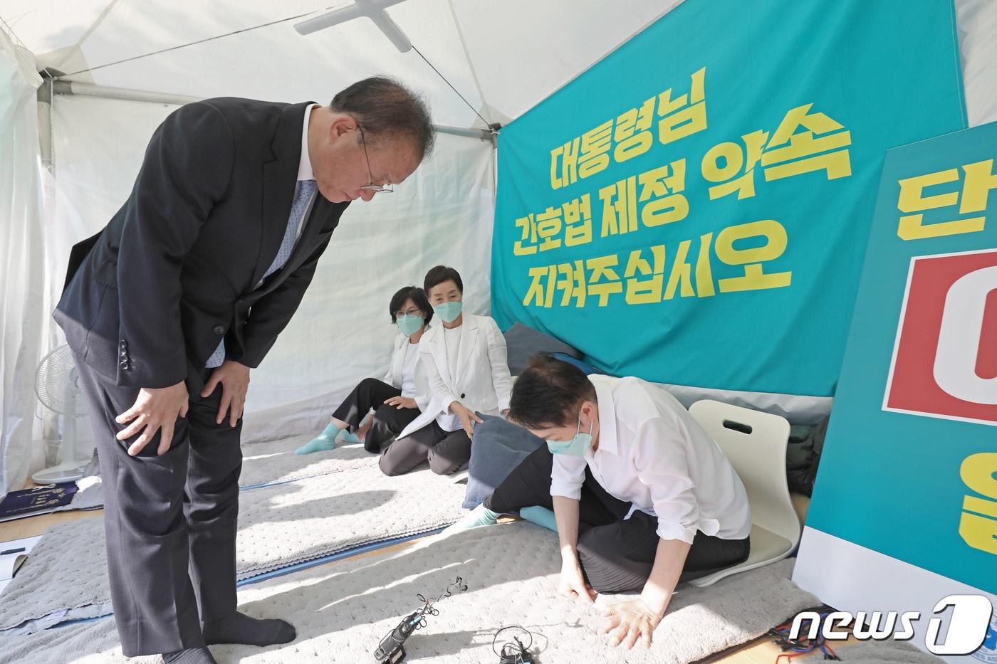 본문 이미지 - 윤재옥 국민의힘 원내대표가 11일 오후 서울 중구 대한간호협회관 앞에서 간호법 제정을 위해 단식 중인 김영경 대한간호협회 회장에게 인사하고 있다. (공동취재) 2023.5.11/뉴스1 ⓒ News1 임세영 기자