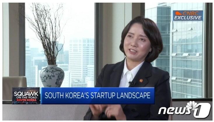 본문 이미지 - 이영 중기부 장관이 미국 경제방송 CNBC에서 한국 스타트업 생태계를 설명하고 있다.  (사진 = CNBC 홈페이지 갈무리) /ⓒ 뉴스1