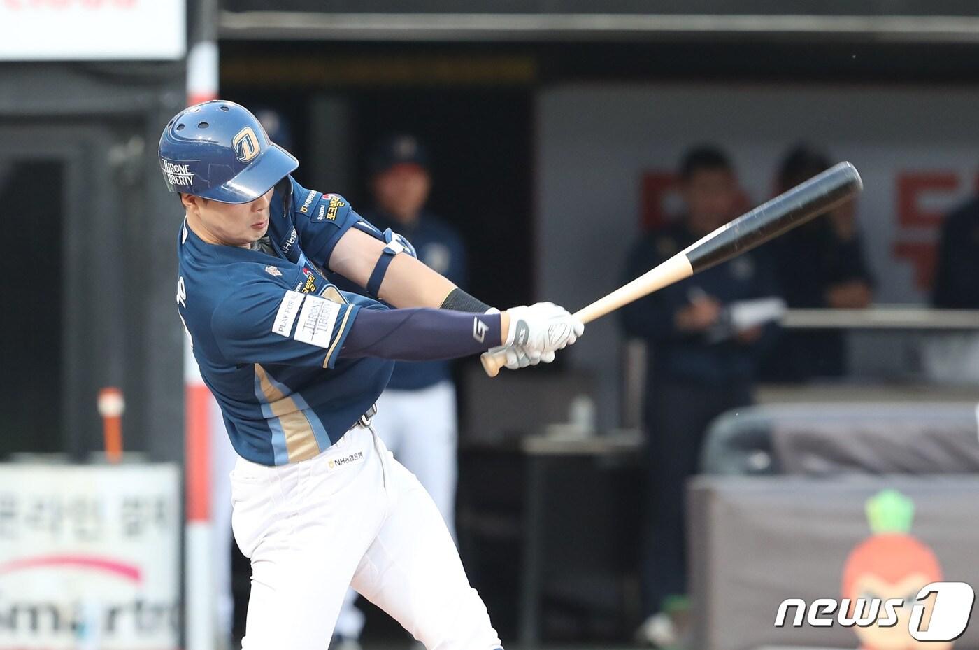 본문 이미지 - 11일 오후 경기 수원시 장안구 KT위즈파크에서 열린 ‘2023 신한은행 SOL KBO리그’ NC 다이노스와 KT 위즈의 경기, 1회초 1사 2루 상황 NC 박건우가 안타를 치고 있다. 2023.5.11/뉴스1 ⓒ News1 김영운 기자