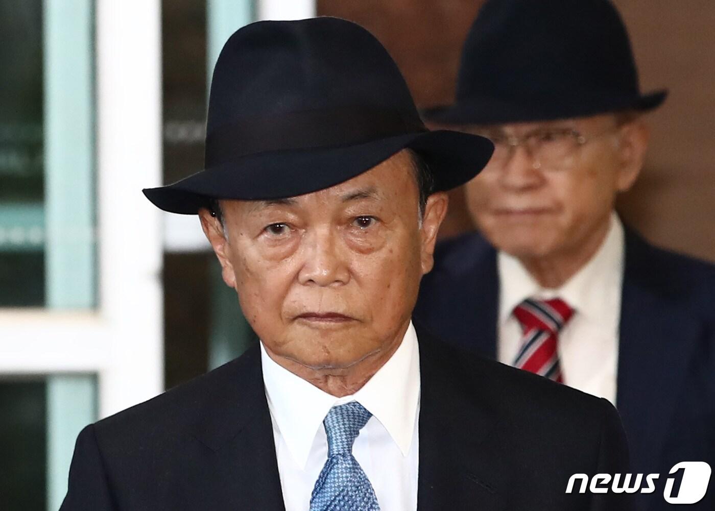 본문 이미지 - 아소 다로(麻生太郎) 일본 자민당 부총재가 11일 오후 김포국제공항을 통해 입국하고 있다. 2023.5.11/뉴스1 ⓒ News1 김민지 기자