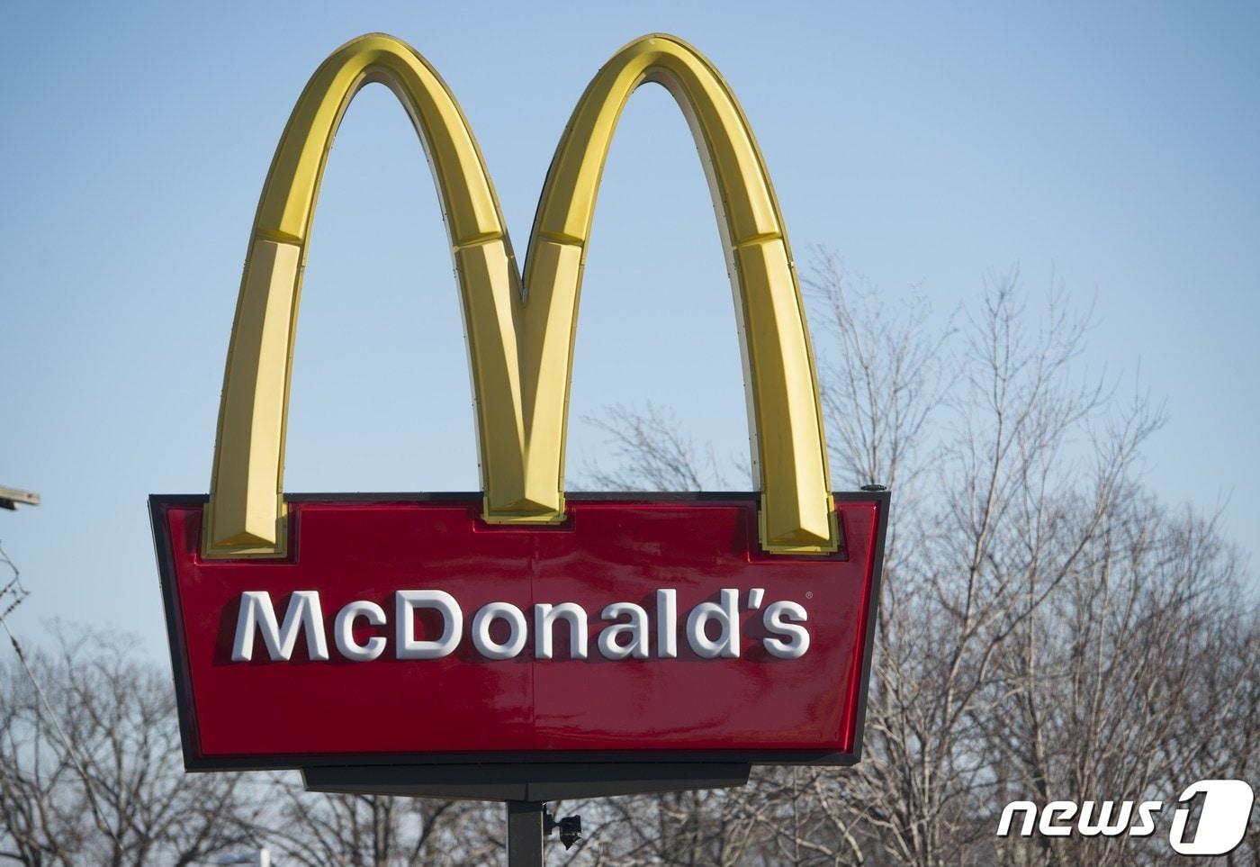 본문 이미지 - 미국의 한 맥도날드 매장 앞에 로고 간판이 세워져 있다. 2014.12.30 ⓒ AFP=뉴스1 ⓒ News1 권진영 기자