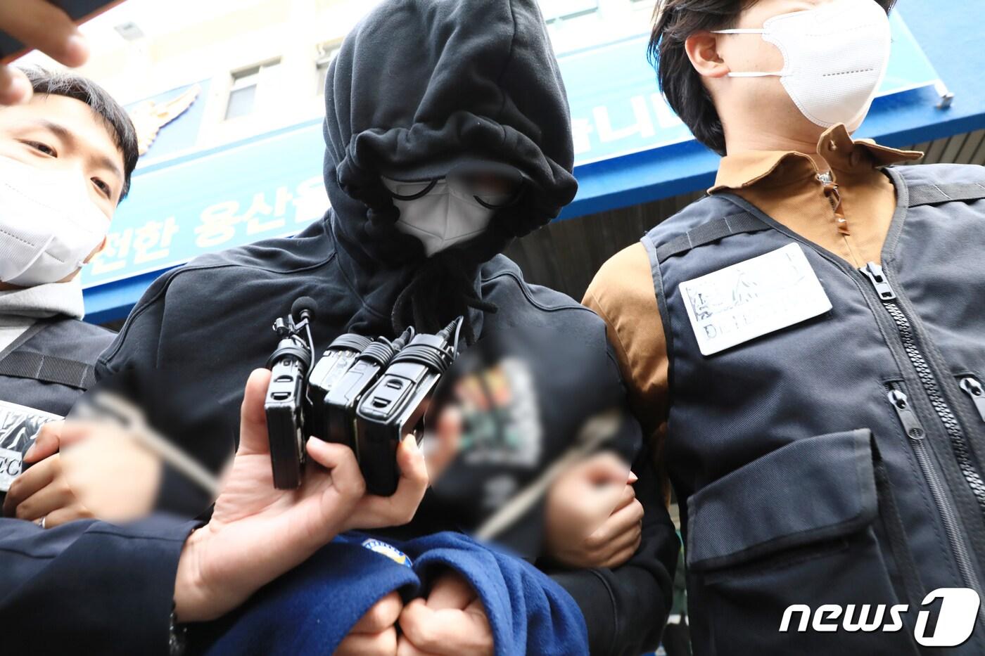 본문 이미지 - 필리핀에서 약 8만 명이 동시에 투약할 수 있는 대량의 마약을 들여와 유통한 총책이 12일 오전 서울 용산경찰서에서 나와 검찰로 송치되고 있다.  2023.5.12/뉴스1 ⓒ News1 박정호 기자