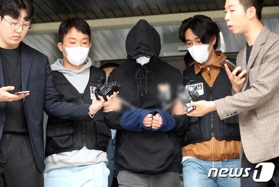 본문 이미지 - 필리핀에서 약 8만 명이 동시에 투약할 수 있는 대량의 마약을 들여와 유통한 총책이 12일 오전 서울 용산경찰서에서 나와 검찰로 송치되고 있다. 2023.5.12/뉴스1 ⓒ News1 박정호 기자